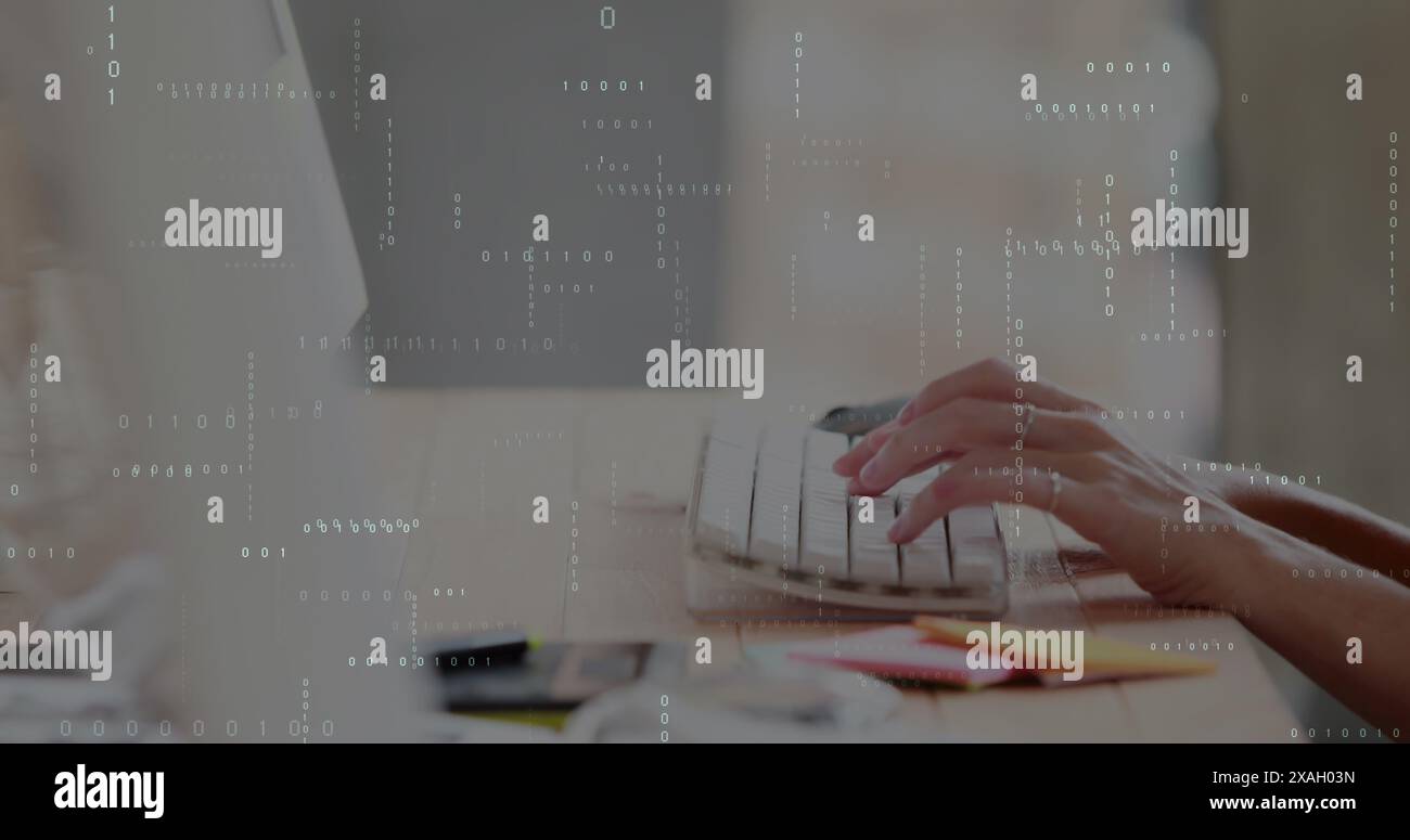 Bild des Loopings von Binärcodes über beschnittenen Händen einer kaukasierin, die auf der Tastatur schreibt Stockfoto