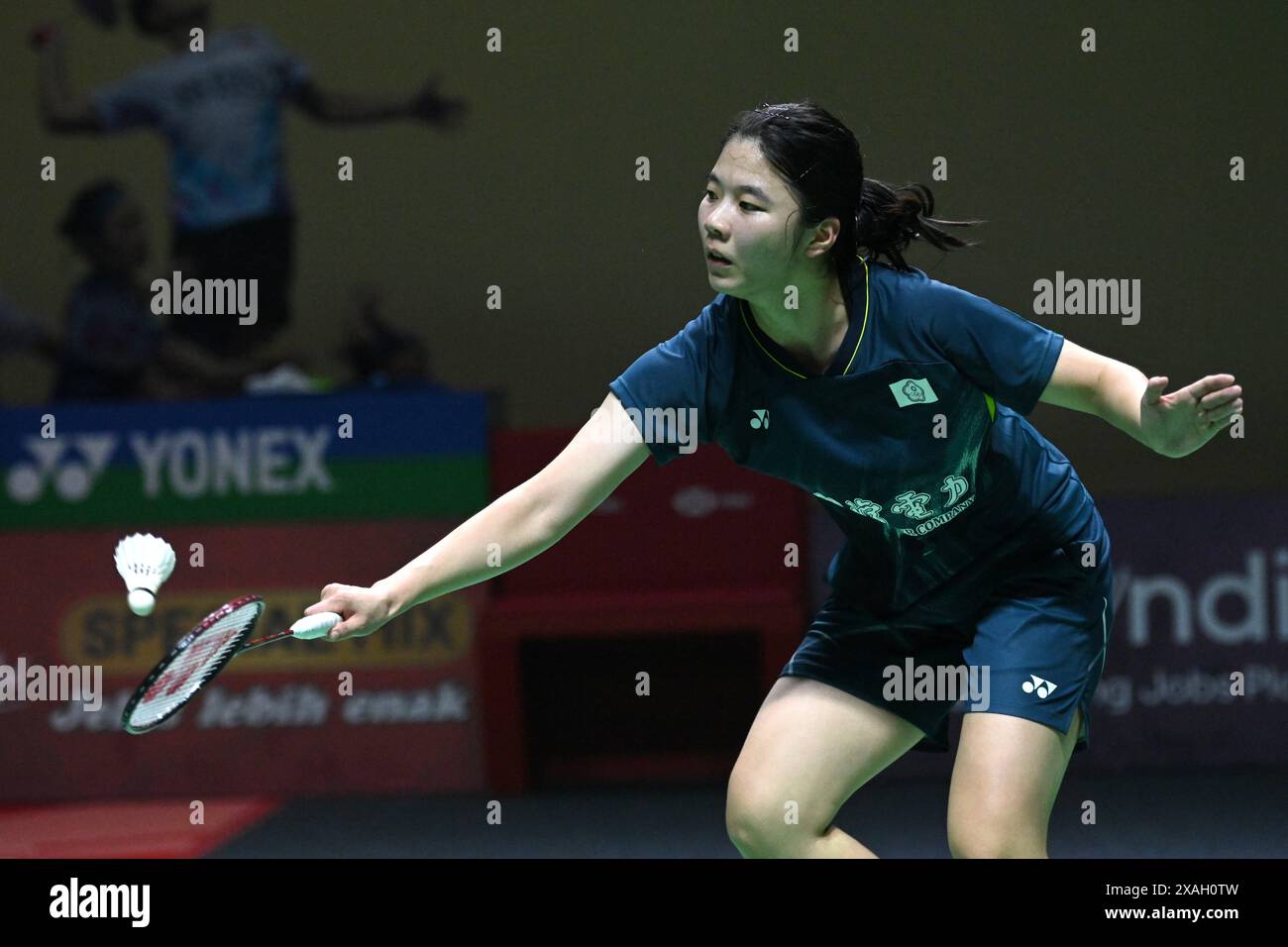 Jakatar, Indonesien. Juni 2024. Sung Shuo Yun trifft beim Badminton-Turnier der Indonesia Open 2024 in Jakarta, Indonesien, am 7. Juni 2024 im Viertelfinale der Frauen zwischen Chen Yufei aus China und Sung Shuo Yun aus Chinesisch Taipeh einen Rückschlag. Veri Sanovri/Xinhua/Alamy Live News Stockfoto