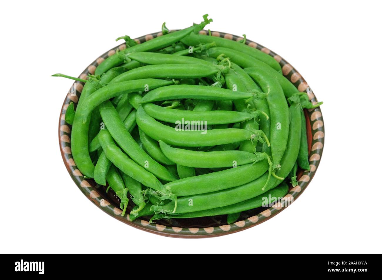 Grüne Erbsen in einer rustikalen Schüssel isoliert auf weißem Hintergrund. Frische Erbsen in einer Schüssel. Schüsseln mit Gemüse. Stockfoto