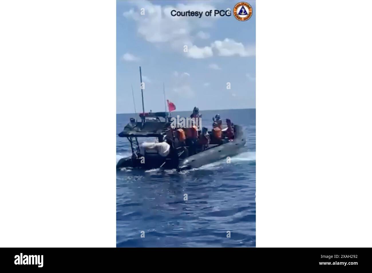 In this image taken from a video released by Philippine Coast Guard, a Chinese coast guard vessel blocks a Philippine boat, unseen, off the waters of Second Thomas Shoal, on May 19, 2024. (Philippine Coast Guard via AP) Stockfoto
