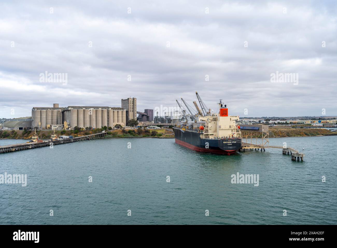 Hafen von Geelong mit Schiff an der Verladestelle, Corio Bay, Geelong, Victoria Stockfoto