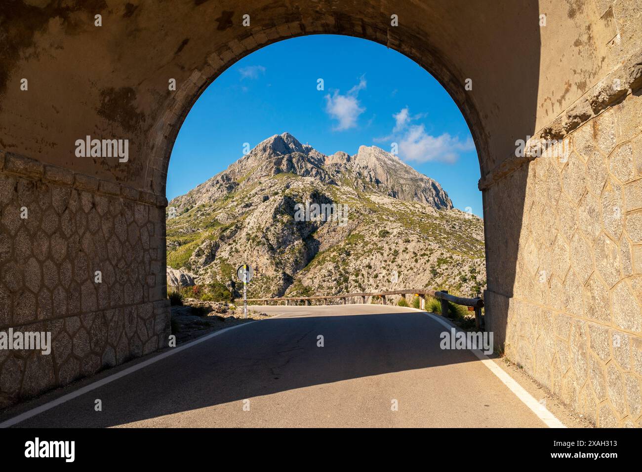 Der geknüpfte Tunnel und der Blick auf den Berggipfel an der Sa Calobra Road im Tramontana-Gebirge, Westküste Mallorcas, Balearen, Spanien Stockfoto