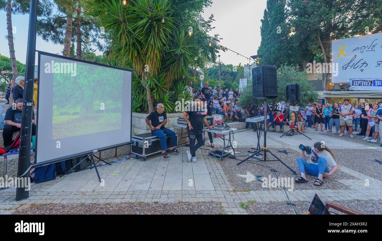 Haifa, Israel - 06. Juni 2024: Kommen Sie in einer Versammlung zur Unterstützung von Geiselfamilien und rufen Sie zu einem Geiselvertrag auf, sehen Sie sich einen Film über Kibbuz Nor Oz, H an Stockfoto