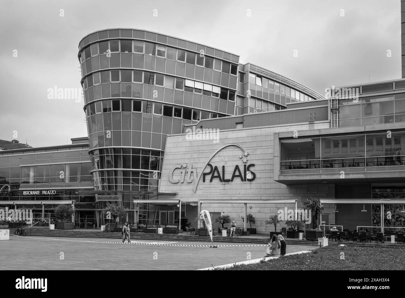 Duisburg, Deutschland - 2. September 2023: Blick auf das Einkaufszentrum City Palais in der Duisburger Altstadt, Nordrhein-Westfalen. Schwarz Stockfoto