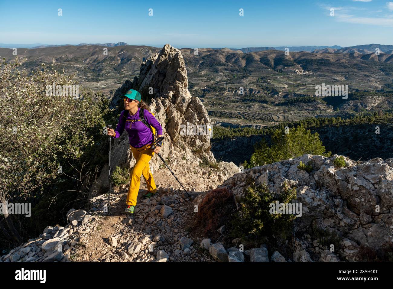 Eine Frau, die in den Bergen wandert, Serrella-Gipfel, Quatretondeta, Alicante, Spanien – Stockfoto Stockfoto