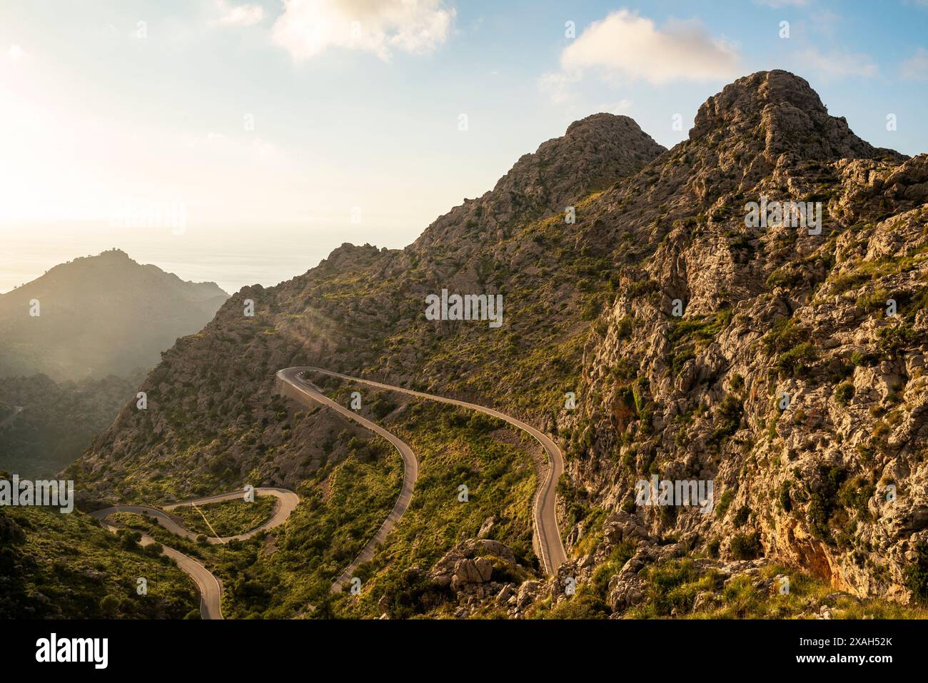 Die spektakuläre Sa Calobra Straße in den Tramontana Bergen bei Sonnenuntergang, an der Westküste Mallorcas, den Balearen, Spanien Stockfoto