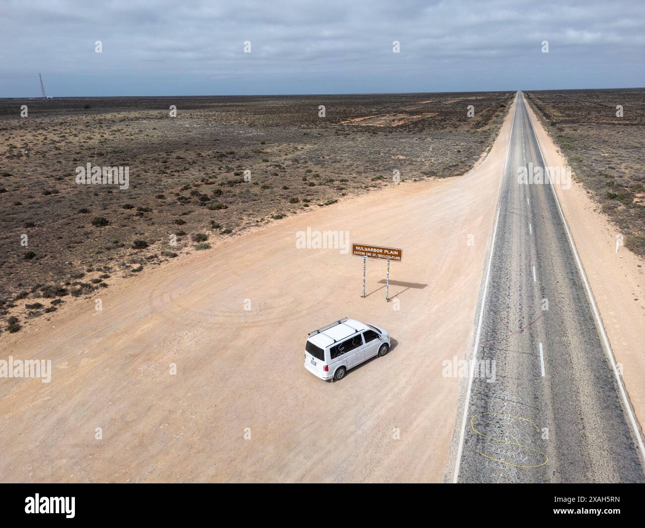 Ein Van parkte am Highway am östlichen Rand der Nullarbor Plain, South Australia. Stockfoto