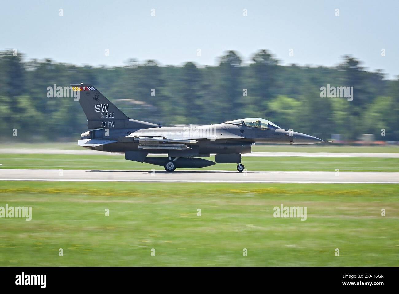 Ein F-16C-Kampffalke der US Air Force, der von Colonel Kristoffer Smith, dem Kommandanten des 20th Fighter Wing, gesteuert wurde, startet während der Fahrt von der Start- und Landebahn Stockfoto