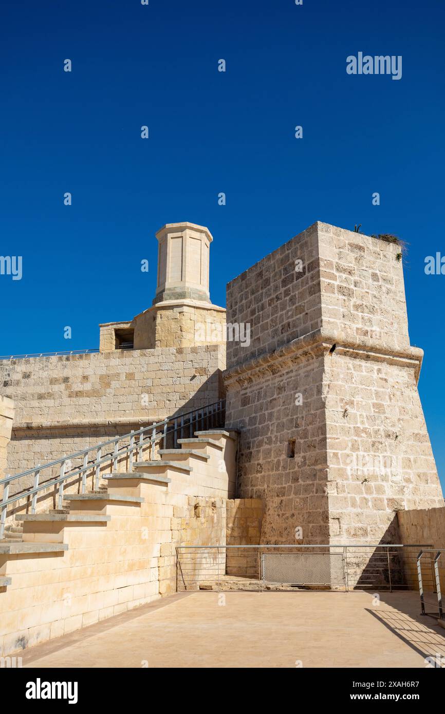 Fort St. Angelo, Symbol der Widerstandsfähigkeit Maltas, majestätische Steinmauern, stiller Zeuge der reichen Geschichte. Hafen in Birgu. Blick vom Fort Saint Angelo. Cultu Stockfoto