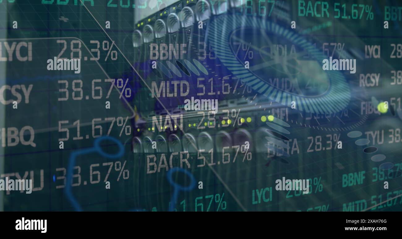 Börsendatenverarbeitung und Rundscanner gegen Nahaufnahme eines Computerservers Stockfoto