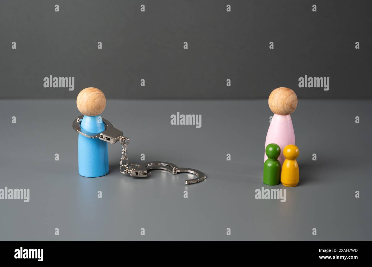 Eine Mutter und Kinder verlassen ihren Mann. Familiäre Probleme. Scheidungsprozess. Strittig. Konfliktlösung. Gesetzliche Vorschriften. Scheidung Stockfoto