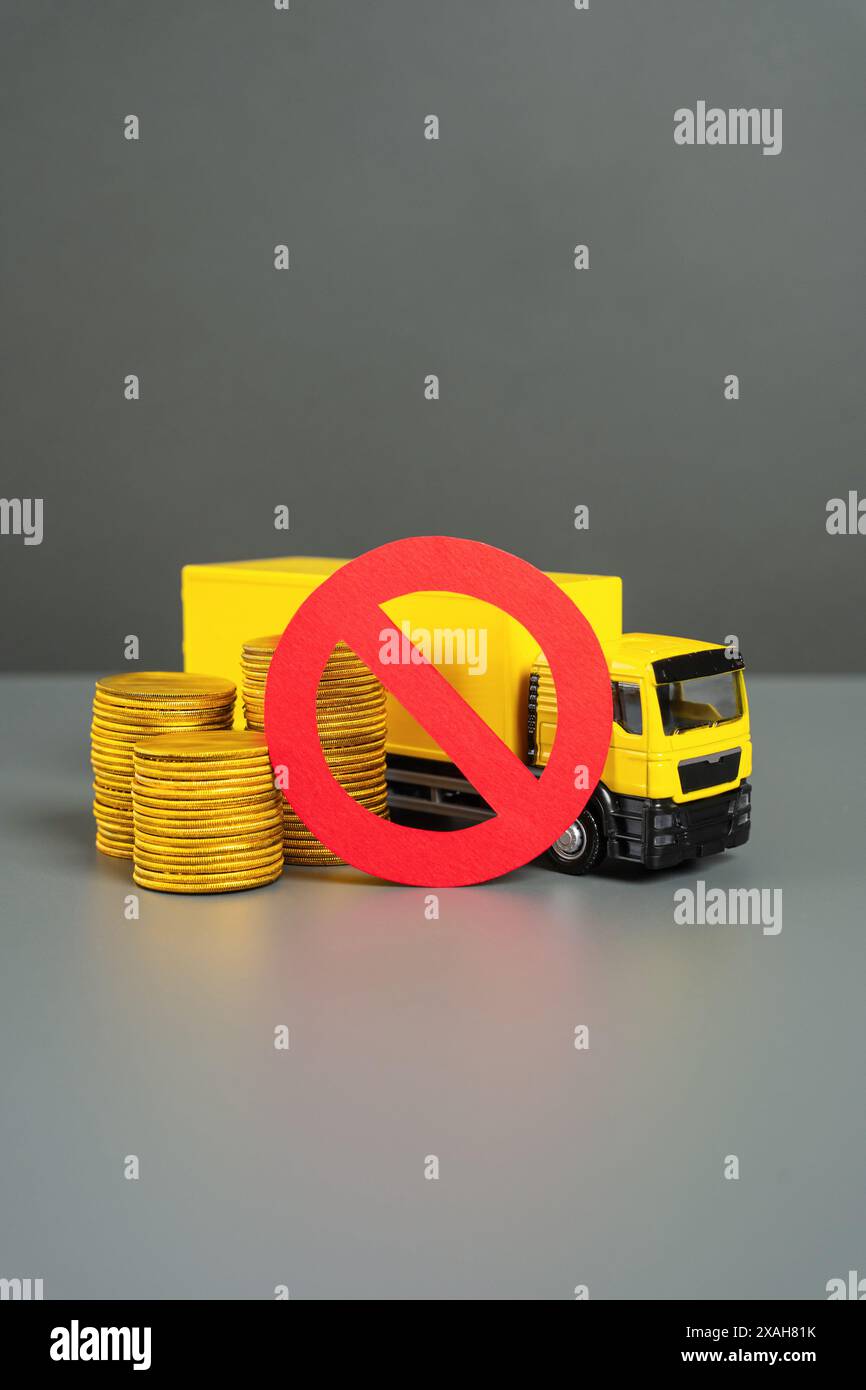 Lkw mit Geld- und Verbotssymbol. Frachtbeschränkungen. Transitverbot. Sanktionen. Truck mit Münzen und rotem No-Schild. Embargo. Interferenz mit tr Stockfoto