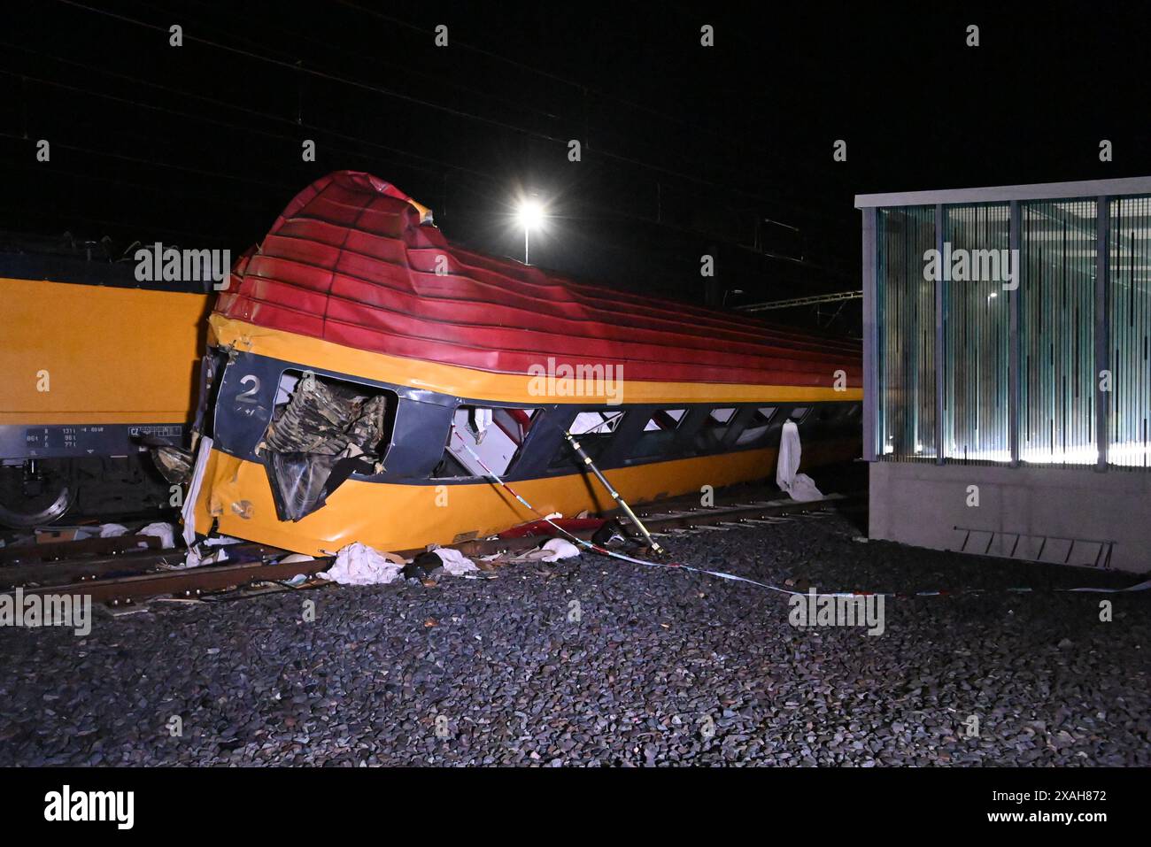 Pardubice, Tschechische Republik. Juni 2024. Die Beseitigung der Folgen eines Eisenbahnunfalls in Pardubice, Tschechische Republik, 7. Juni 2024. Bei einer Frontalkollision zwischen einem Schnellzug RegioJet und einem Güterzug CD Cargo in Pardubice in der Nacht vom 5. Auf den 6. Juni 2024 starben vier Menschen, 27 Menschen landeten in Krankenhäusern, die meisten wurden bereits entlassen. Quelle: Josef Vostarek/CTK Photo/Alamy Live News Stockfoto