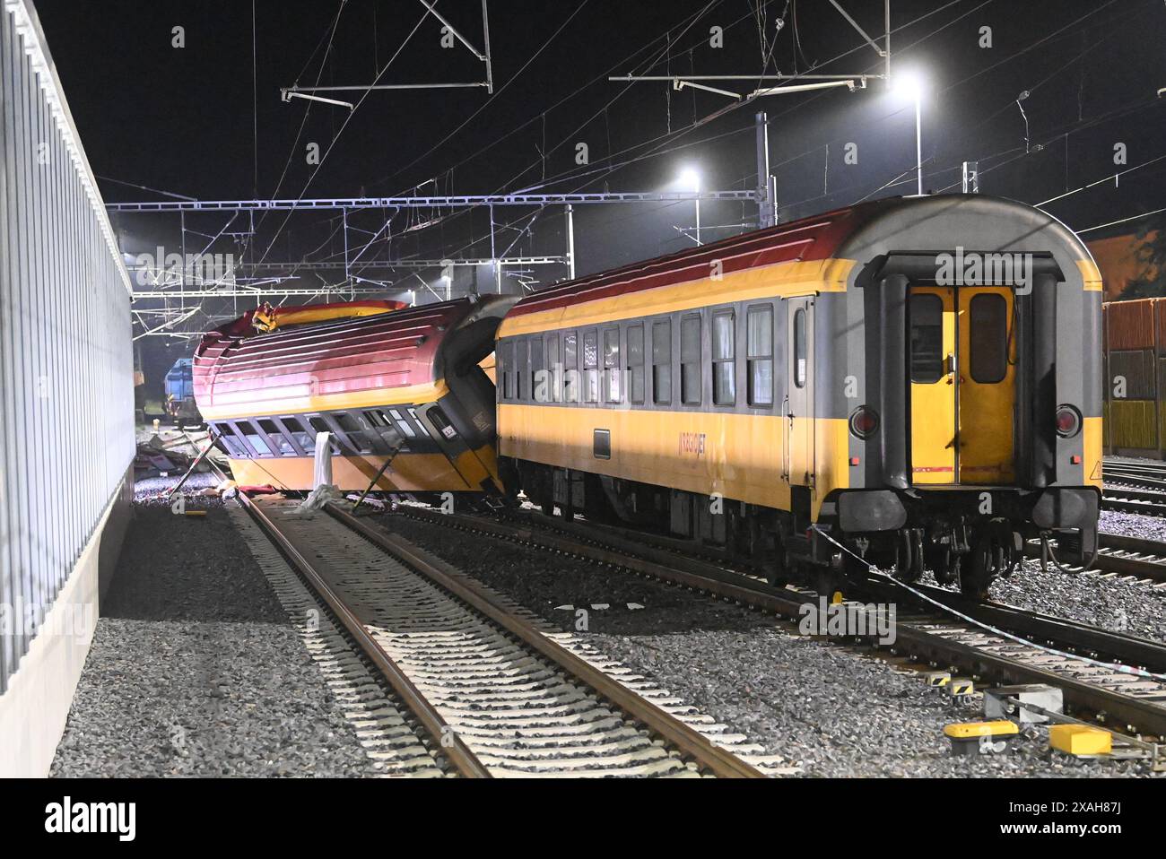 Pardubice, Tschechische Republik. Juni 2024. Die Beseitigung der Folgen eines Eisenbahnunfalls in Pardubice, Tschechische Republik, 7. Juni 2024. Bei einer Frontalkollision zwischen einem Schnellzug RegioJet und einem Güterzug CD Cargo in Pardubice in der Nacht vom 5. Auf den 6. Juni 2024 starben vier Menschen, 27 Menschen landeten in Krankenhäusern, die meisten wurden bereits entlassen. Quelle: Josef Vostarek/CTK Photo/Alamy Live News Stockfoto