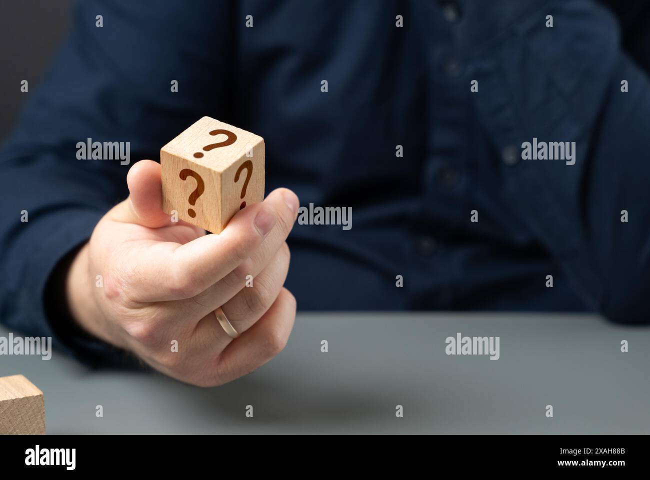 Ein Geschäftsmann studiert ein interessantes Thema. Kognition und Erlernen neuer Fähigkeiten. Verwenden Sie den richtigen Ansatz und die richtigen Tools. Stellen Sie Fragen und suchen Sie nach Antworten Stockfoto