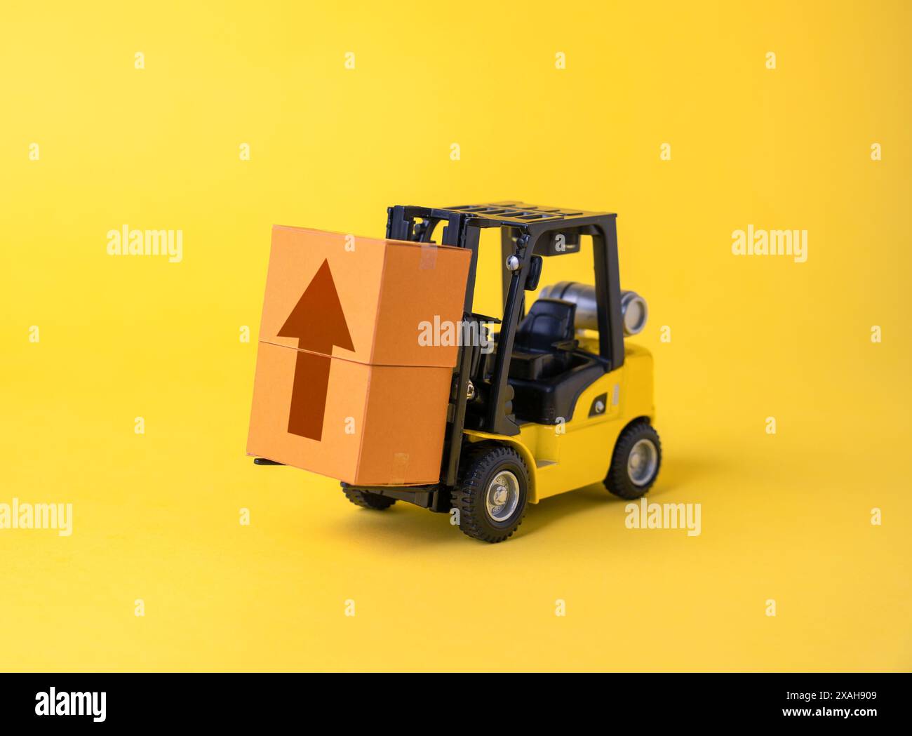 Gabelstapler mit Kästen und Aufwärtspfeil. Logistik und Produktverteilung. Zunahme des Güterverkehrs. Versand von Waren. Lagerhaltung Stockfoto