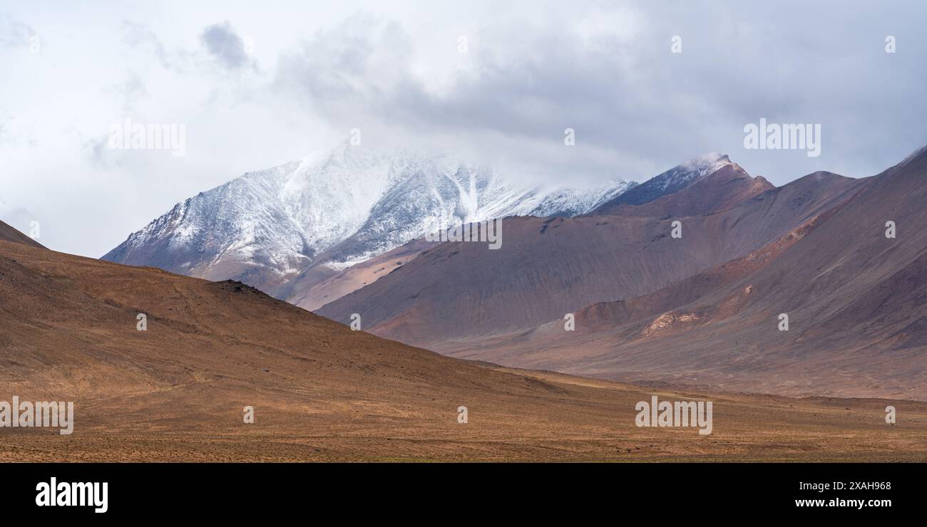 Moody Berglandschaft in gedämpften Farben auf dem Pamir Highway in der Nähe des Ak Baital Pass, Murghab Bezirk, Gorno-Badakhshan, Tadschikistan Stockfoto