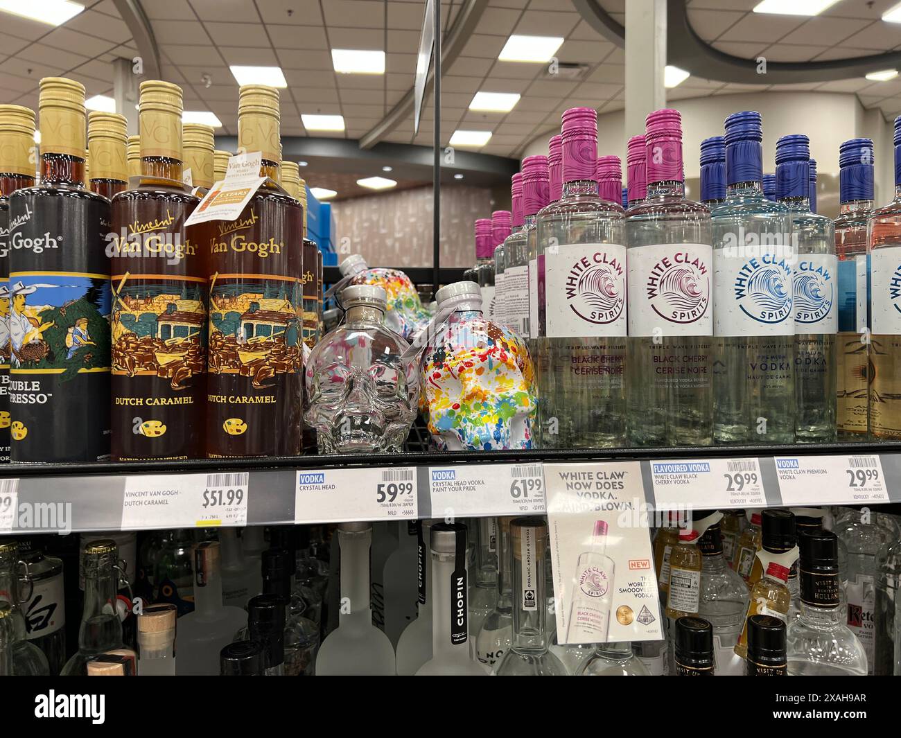 Coquitlam, BC, Kanada - 24. Mai 2024: Verkauf von Wein- und Wodkaflaschen im BC Liquor Store. Stockfoto