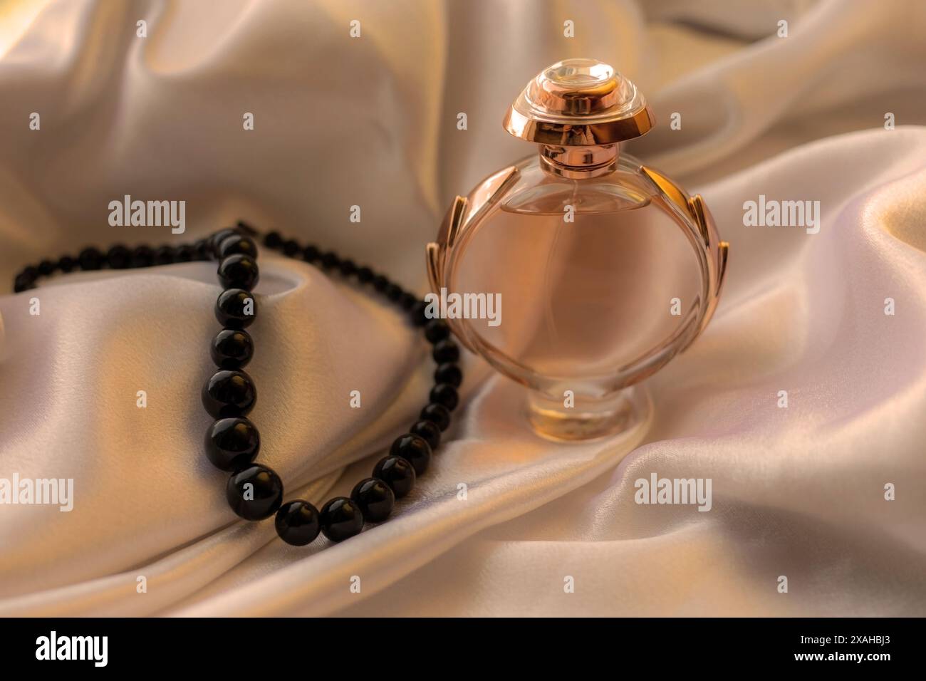 Eine Flasche Parfüm. Damen Eau de Parfum in schöner Rose Gold Flasche Stockfoto