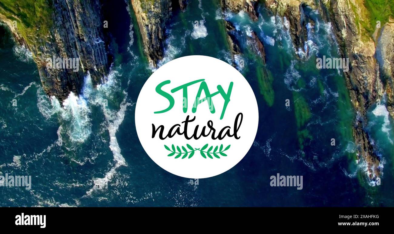 Bild von Stay Natural Text über Meer Stockfoto