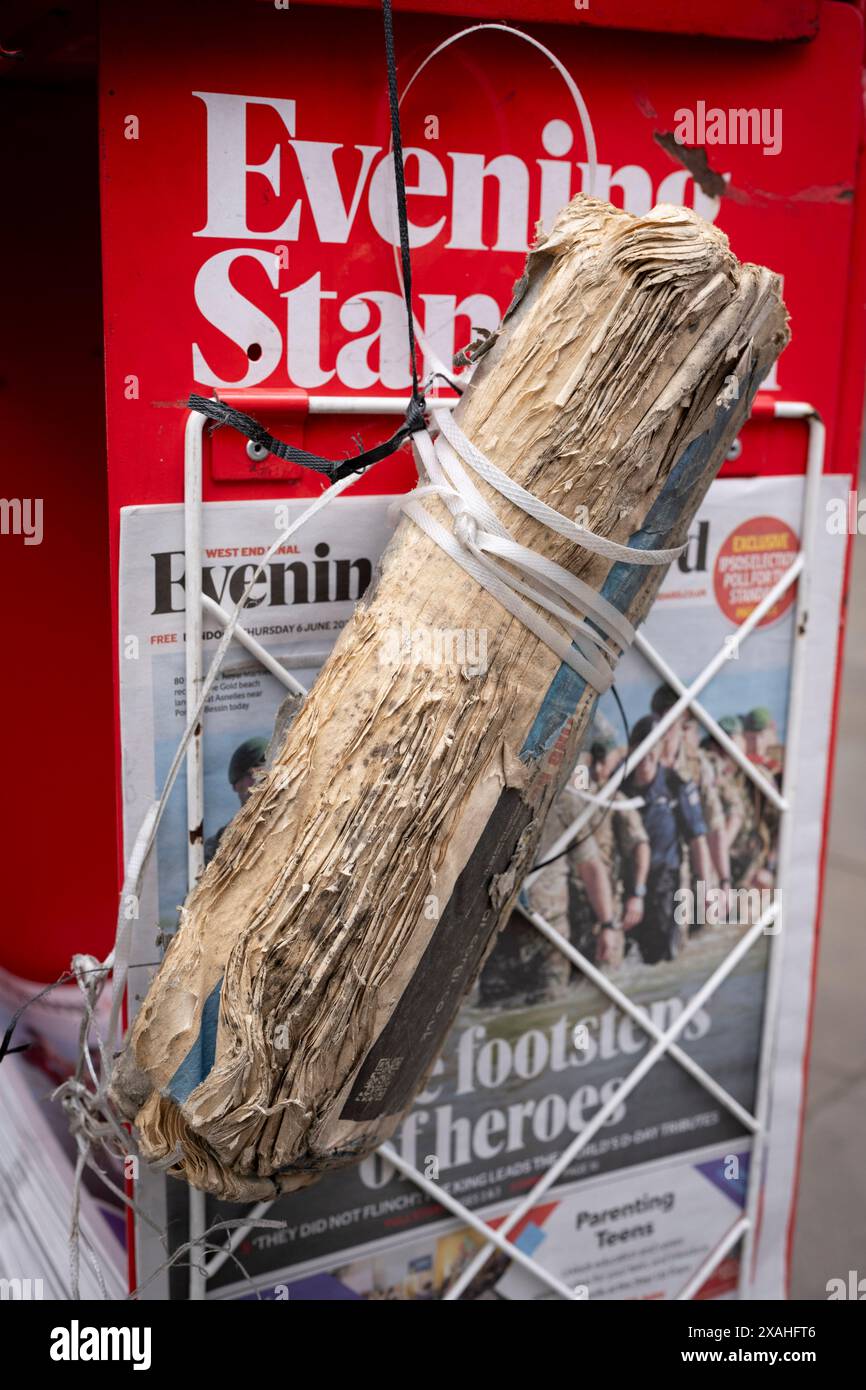 Eine Detailansicht der Schlagzeile des Evening Standard, die den 80. Jahrestag der Landungen am D-Day in der City of London, dem Finanzviertel der Hauptstadt, am 6. Juni 2024 in London, England berichtet. Besitzer des Evening Standard haben angekündigt, dass der Titel der Daily London bald nach 97 Jahren nicht mehr täglich veröffentlicht wird. Stockfoto