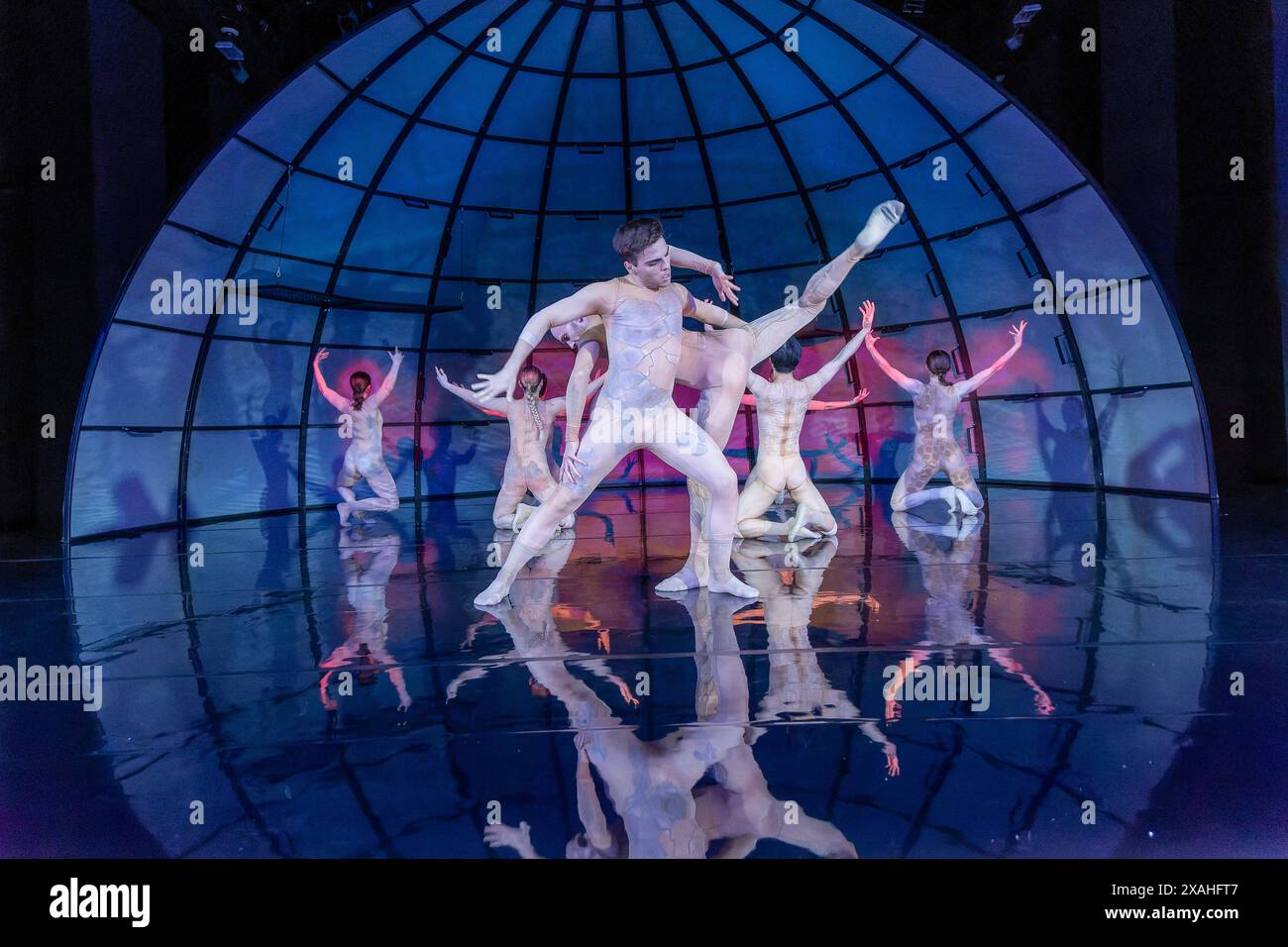 Balletturaufführung Cottbus: ALMA DE LA PIEL UNTER DIE HAUT DEU/Brandenburg/Cottbus Â am Samstag, 11. April 2024 bringt das Ballett des Staatstheaters Cottbus in der Kammerbühne das Tanzstück Alma de la Piel von Inma Lopez zur Uraufführung. Die spanische Choreografin und neue Co-Direktorin der Sparte Ballett Inma Lopez widmet ihren Ballettabend all den Empfindungen, die wir über die Haut wahrnehmen. Mit dem Cottbuser Ballettensemble erforscht sie die Seele der Haut und folgt den Melodien Ihrer Geschichten. Bühne Pascale Arndtz. *** Ballettpremiere Cottbus ALMA DE LA PIEL UNTER DIE HAUT DEU BH Stockfoto