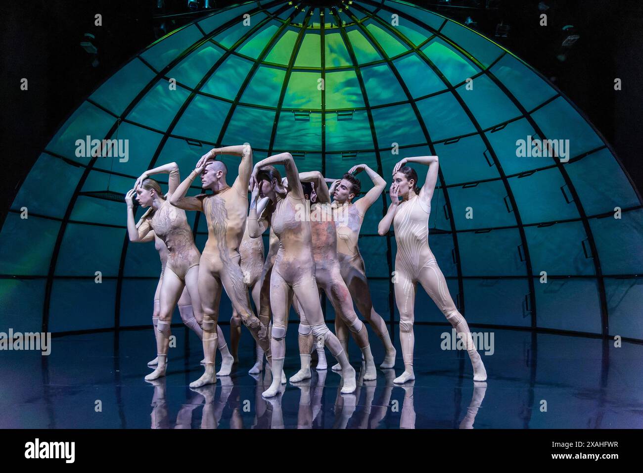Balletturaufführung Cottbus: ALMA DE LA PIEL UNTER DIE HAUT DEU/Brandenburg/Cottbus Â am Samstag, 11. April 2024 bringt das Ballett des Staatstheaters Cottbus in der Kammerbühne das Tanzstück Alma de la Piel von Inma Lopez zur Uraufführung. Die spanische Choreografin und neue Co-Direktorin der Sparte Ballett Inma Lopez widmet ihren Ballettabend all den Empfindungen, die wir über die Haut wahrnehmen. Mit dem Cottbuser Ballettensemble erforscht sie die Seele der Haut und folgt den Melodien Ihrer Geschichten. Bühne Pascale Arndtz. *** Ballettpremiere Cottbus ALMA DE LA PIEL UNTER DIE HAUT DEU BH Stockfoto
