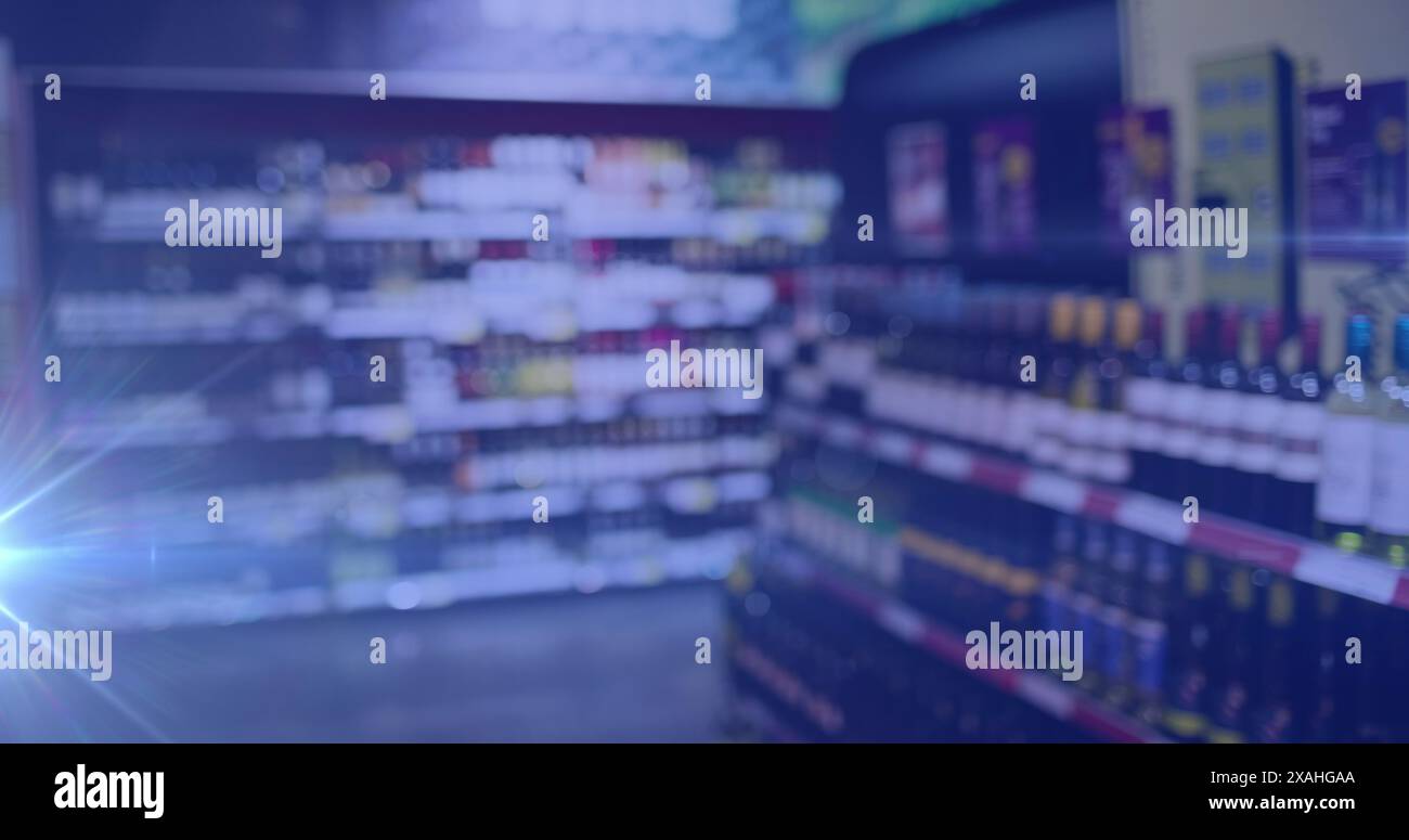 Bild von Lichtern über verschwommenem Alkoholladen in Blau Stockfoto