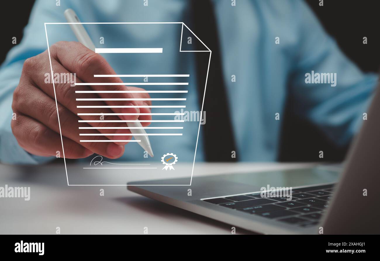 Konzept der elektronischen Signatur, Geschäftsmann unterzeichnet Vertragsdokument oder elektronisches Vertragsdokument, digitale Dokumente und Checklisten-Genehmigung, Zukunft Stockfoto