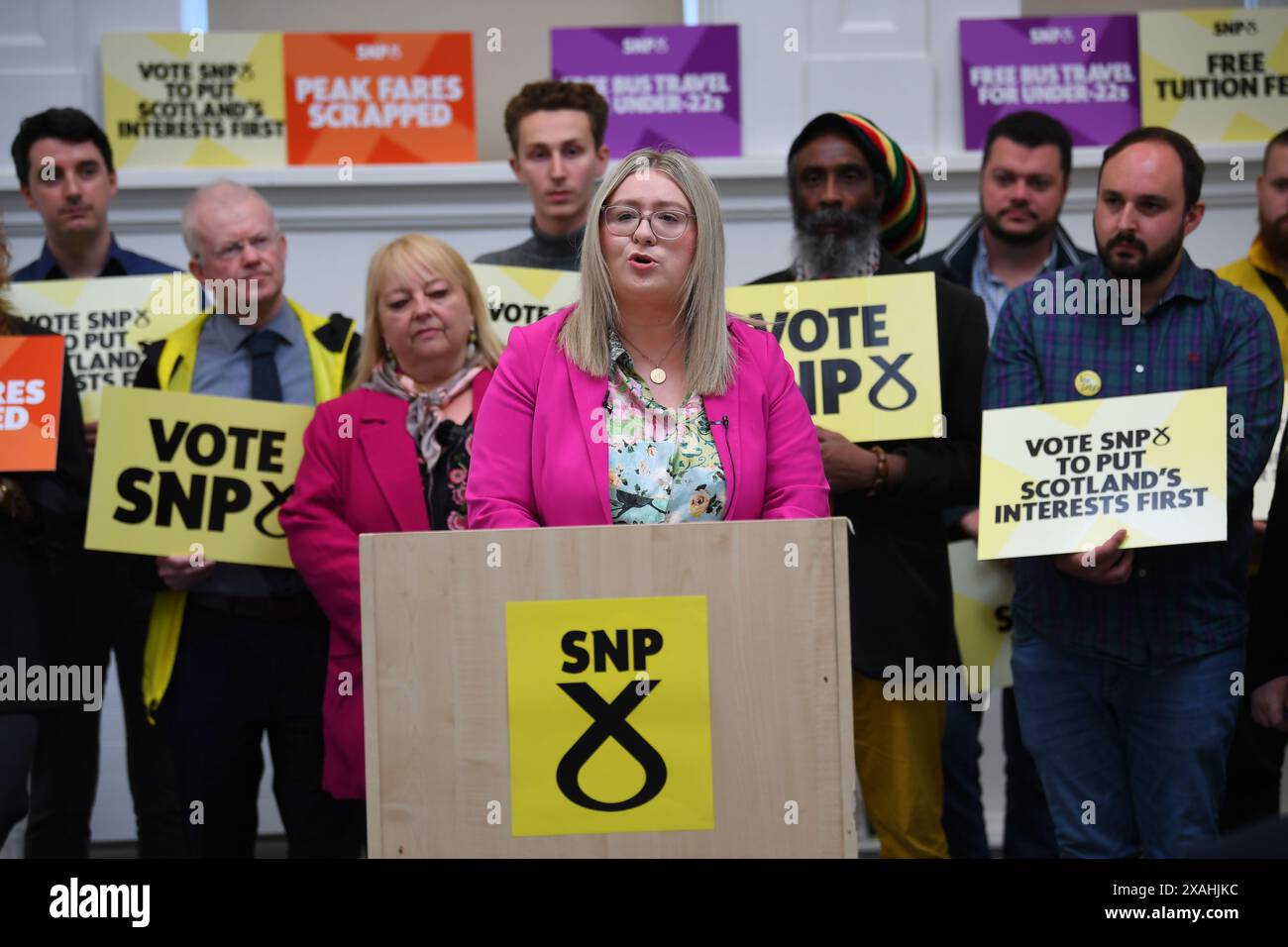 Amy Callaghan stellt den Ersten Minister John Swinney vor, bevor er eine Rede in Glasgow hielt, während er auf dem Wahlkampfpfad der General Election war. Bilddatum: Freitag, 7. Juni 2024. Stockfoto