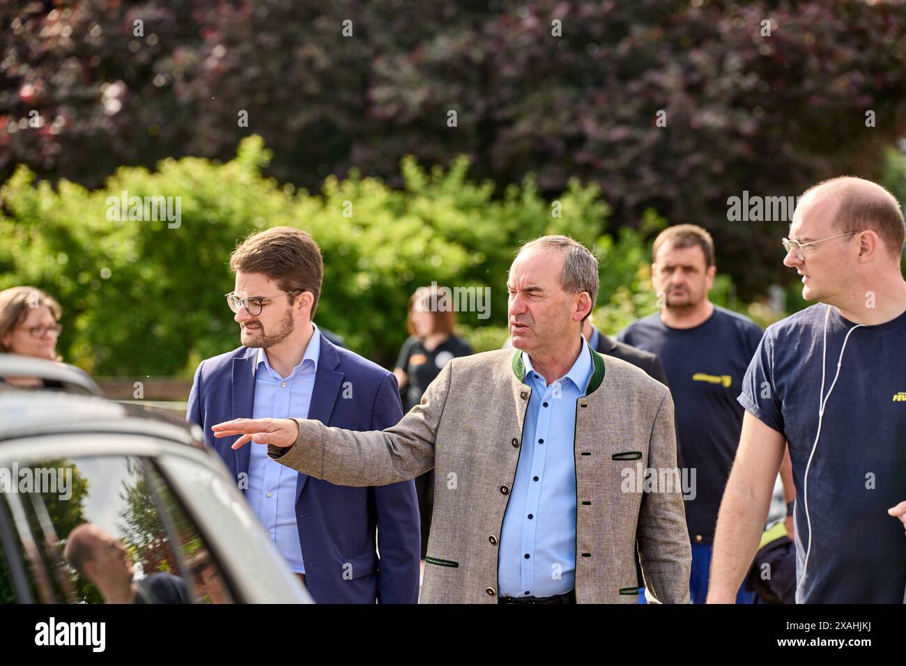 Nordendorf, Bayern, Deutschland - 7. Juni 2024: Hubert Aiwanger freie Wähler besucht Nordendorf nördlich von Augsburg, das durch Überschwemmungen in Süddeutschland beschädigt wurde. Er geht durch das Dorf mit Bürgermeister Tobias Kunz *** Hubert Aiwanger Freie Wähler besucht das vom Hochwasser in Süddeutschland geschädigte Nordendorf, nördlich von Augsburg. Er läuft mit Bürgermeister Tobias Kunz durch das Dorf Stockfoto