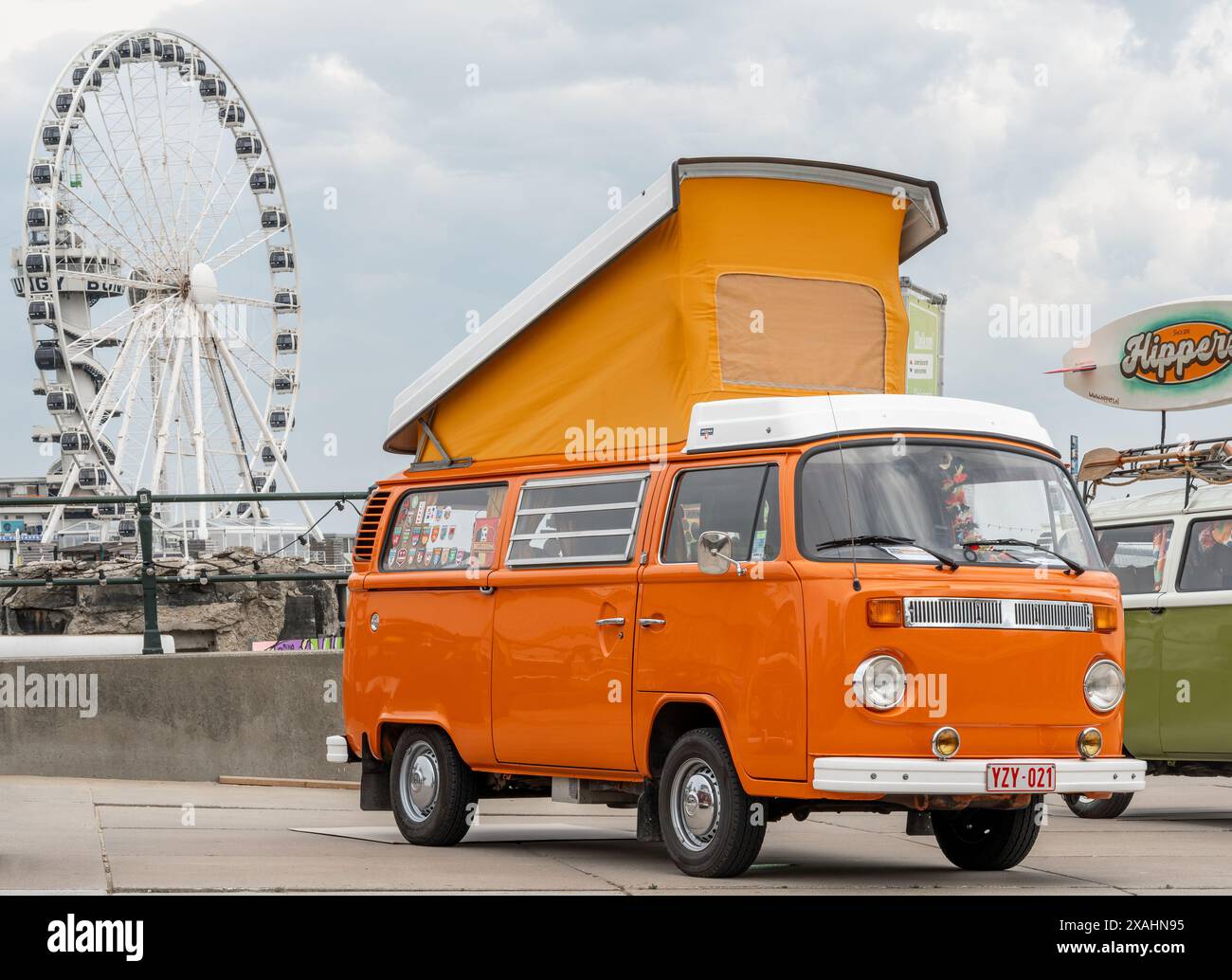 Scheveningen, Niederlande, 26.05.2024, Vintage, orange Volkswagen Kombi-Wohnmobil mit Dachzelt auf der Aircooler Oldtimer-Messe Stockfoto