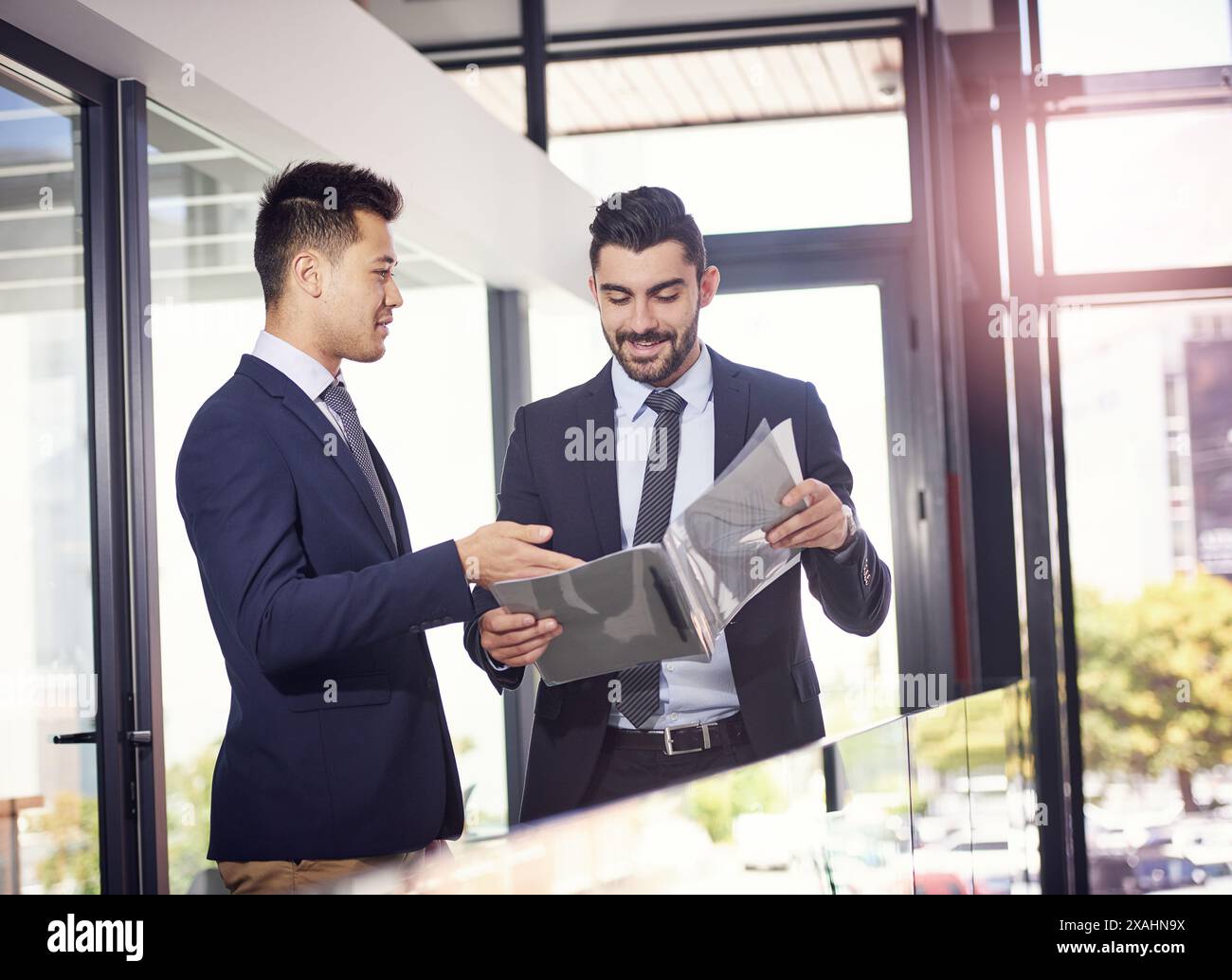 Geschäftsleute, Teamarbeit und Diskussion von Dokumenten oder Rechtsfällen für Beratung im Amt einer Anwaltskanzlei. Professionelle Männer, Anwalt oder Anwälte mit Stockfoto