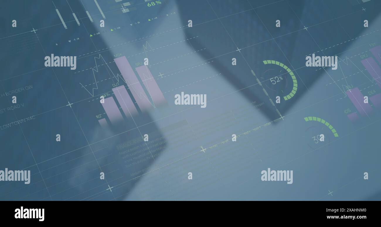 Bild der Verarbeitung von Finanzdaten über elektronische Geräte Stockfoto