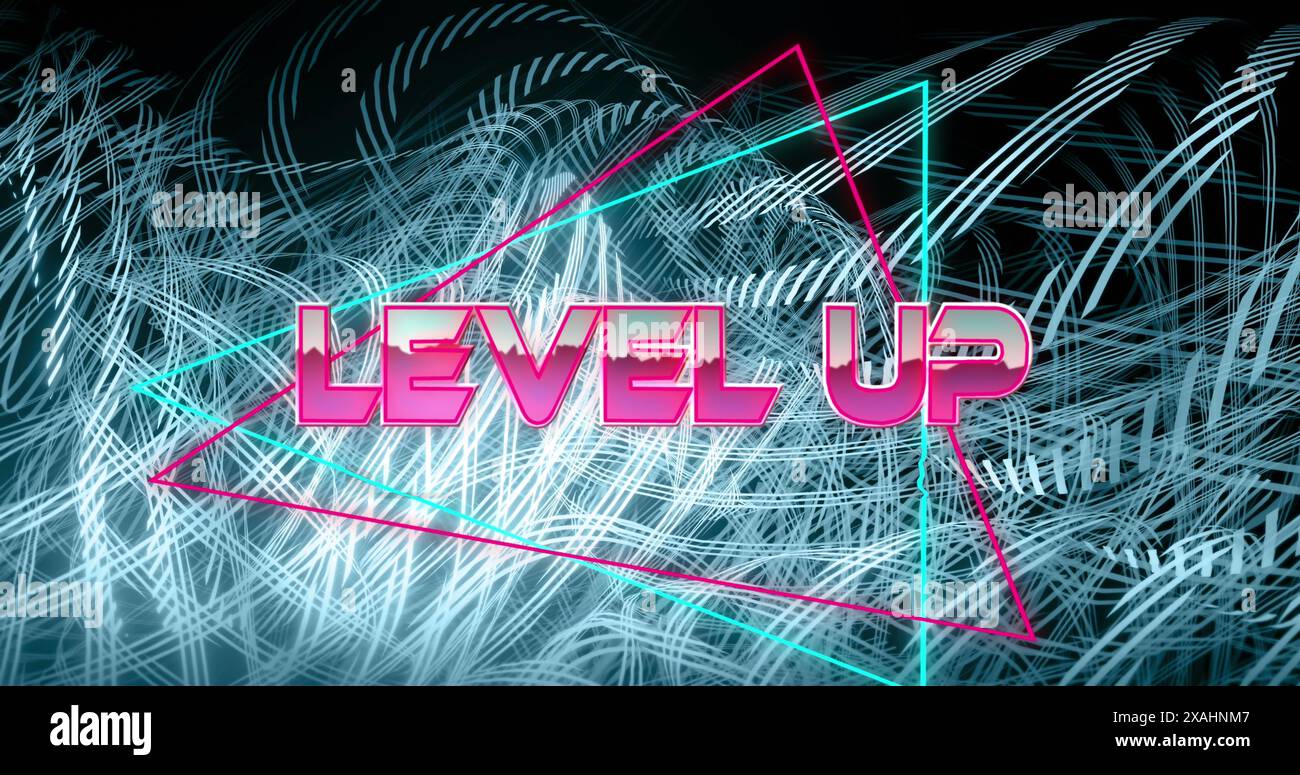 Bild des Textbanners „Level Up“ vor verworrenen blauen Lichtspuren vor schwarzem Hintergrund Stockfoto