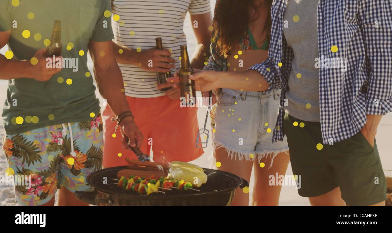 Bild von gelben Flecken über verschiedenen Gruppen von Freunden, die Bier trinken und am Strand grillen Stockfoto