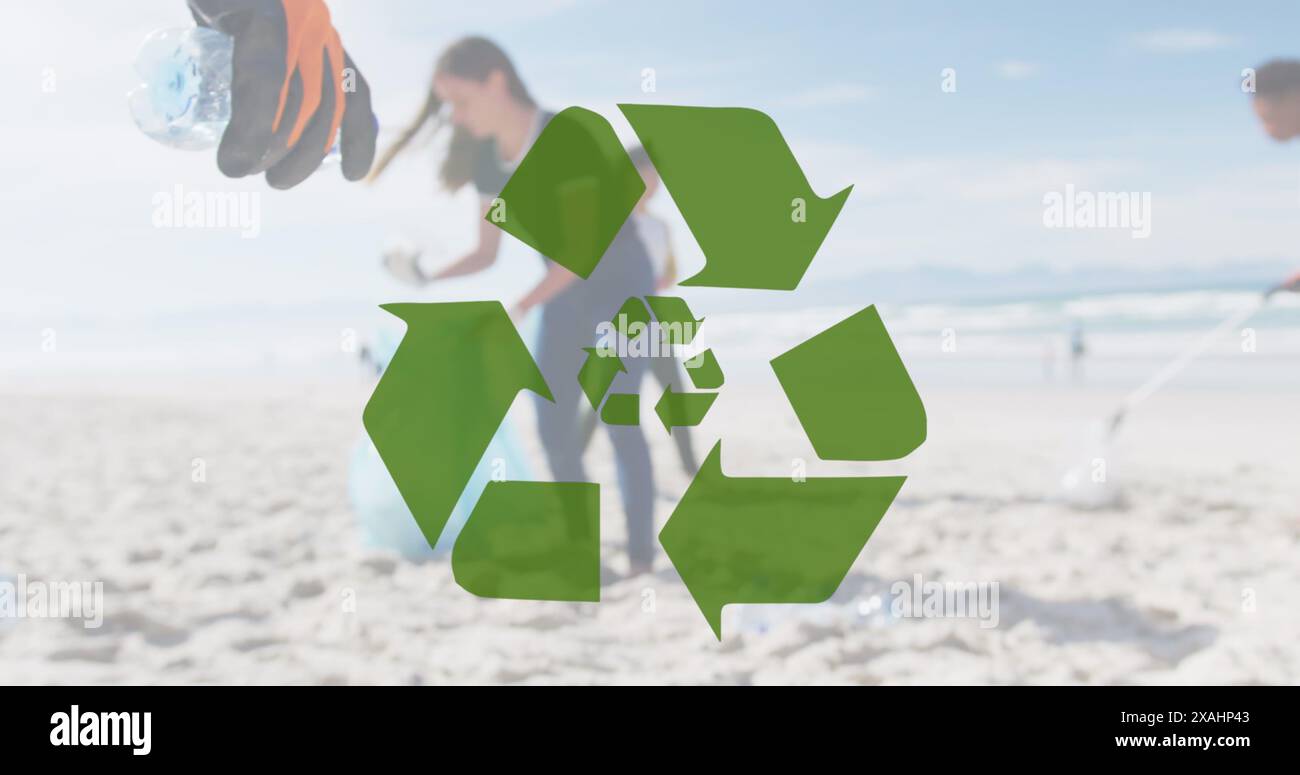 Bild: Recycling-Symbol über dem Strand von Freiwilligen Stockfoto