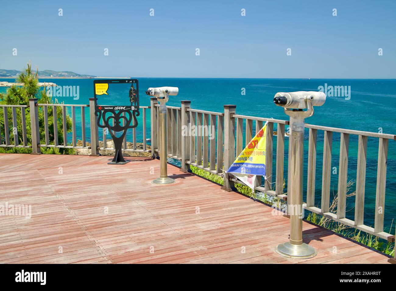 Samcheok City, Südkorea - 18. Mai 2024: Die Aussichtsplattform in der Nähe des Beach Sculpture Park bietet einen Panoramablick auf das Ostmeer. Besucher können t verwenden Stockfoto