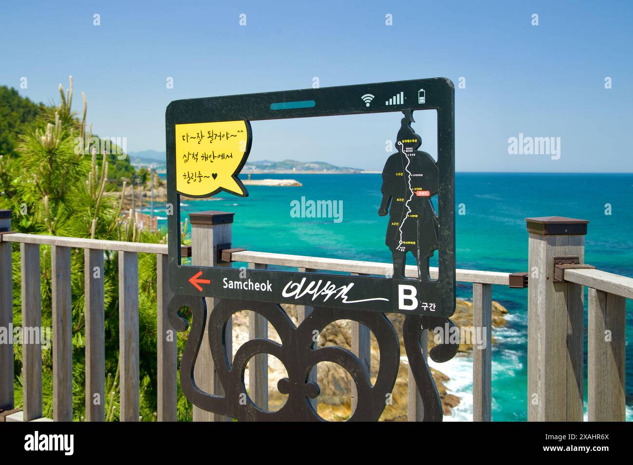 Samcheok, Südkorea - 18. Mai 2024: Ein malerischer Blick von der Aussichtsplattform in der Nähe des Beach Sculpture Park in Samcheok. Auf der Terrasse gibt es Informationen Stockfoto