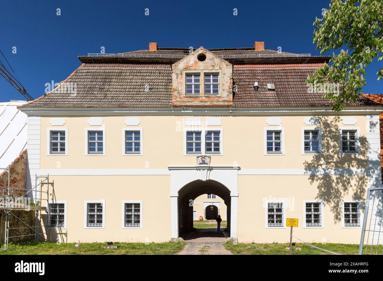Torhaus Ost vom ehemaligen Barockschloss wird saniert, Tiefenau, Landkreis Meißen, Sachsen, Deutschland *** Osttor der ehemaligen Barockburg Stockfoto