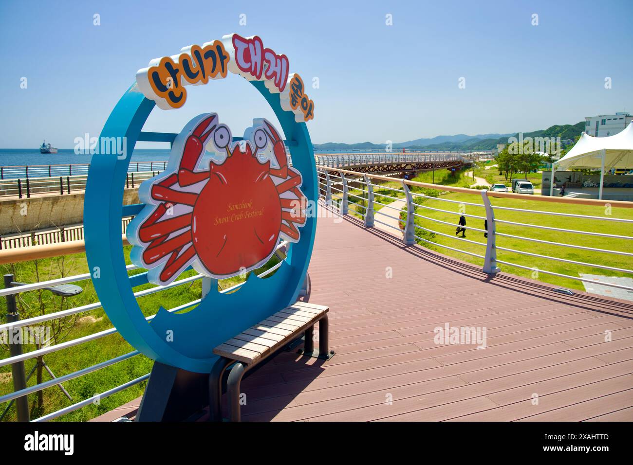 Samcheok City, Südkorea - 18. Mai 2024: Das Schild des Samcheok Snow Crab Festival steht an der Isabu Plaza. Der gekrümmte Gang, grüner Rasen, A Stockfoto