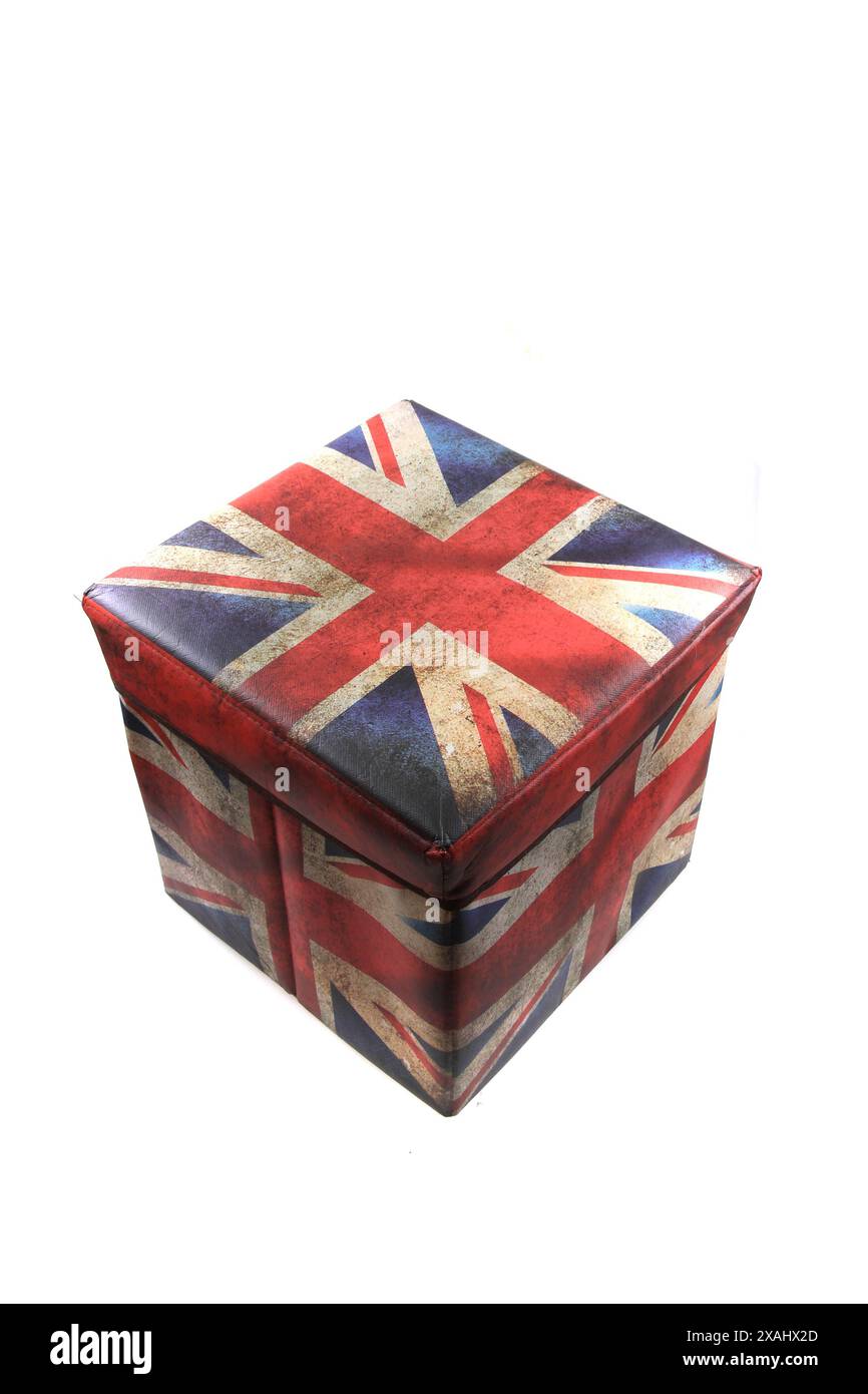 Box mit Großbritannien Flagge isoliert auf weißem Hintergrund Stockfoto