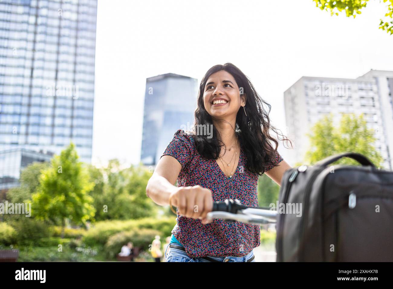 Porträt der Frau mit dem Fahrrad in die Stadt Stockfoto