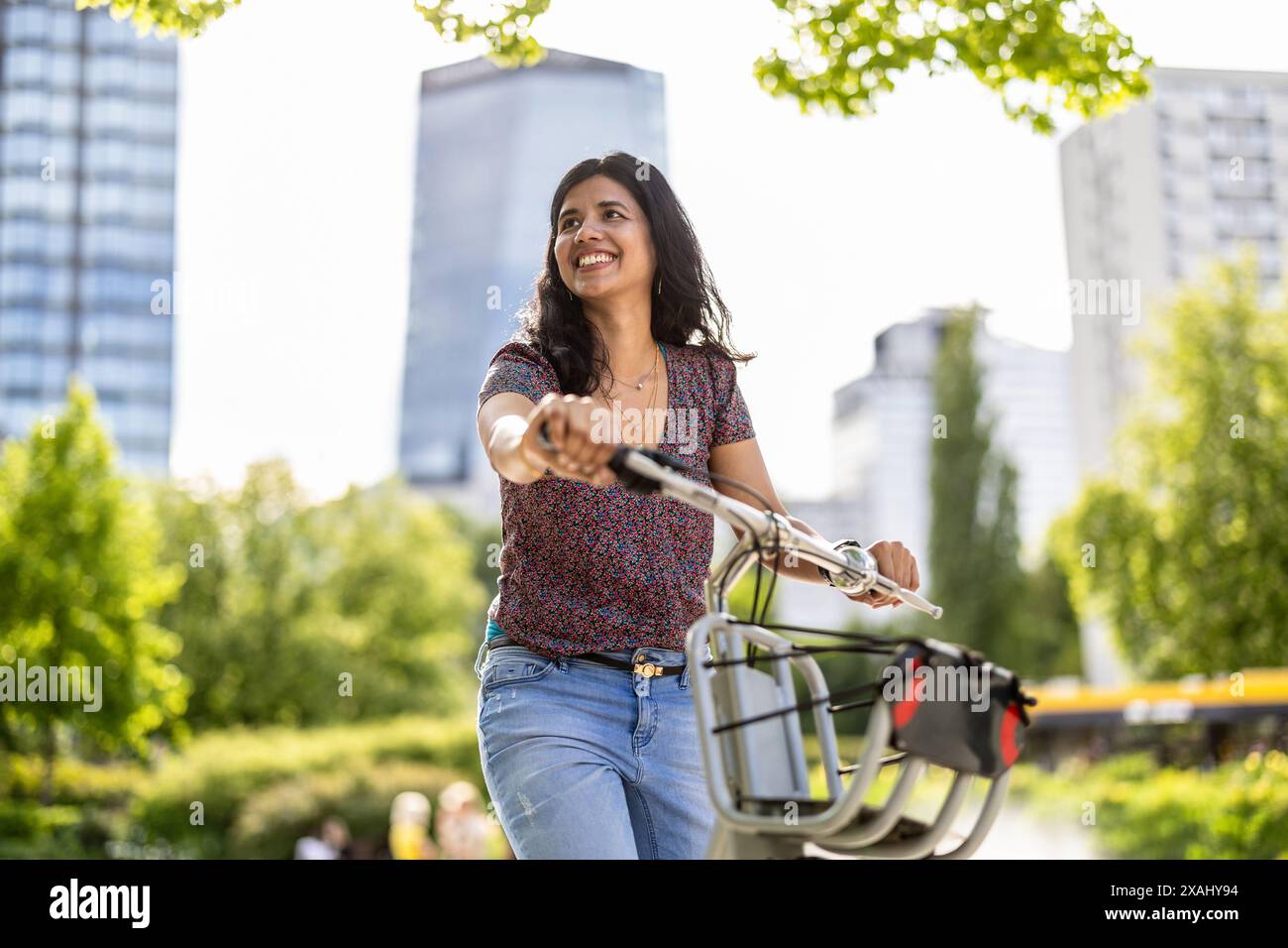 Porträt der Frau mit dem Fahrrad in die Stadt Stockfoto