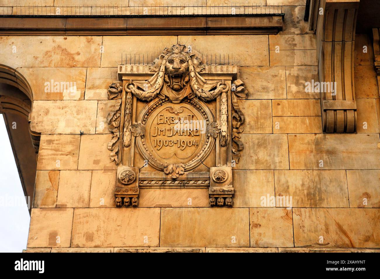 Dekorative Gedenktafel mit Löwenkopf an einem Jugendstilhaus (1903-1904), Heidelberg, Baden-Württemberg, Deutschland Stockfoto