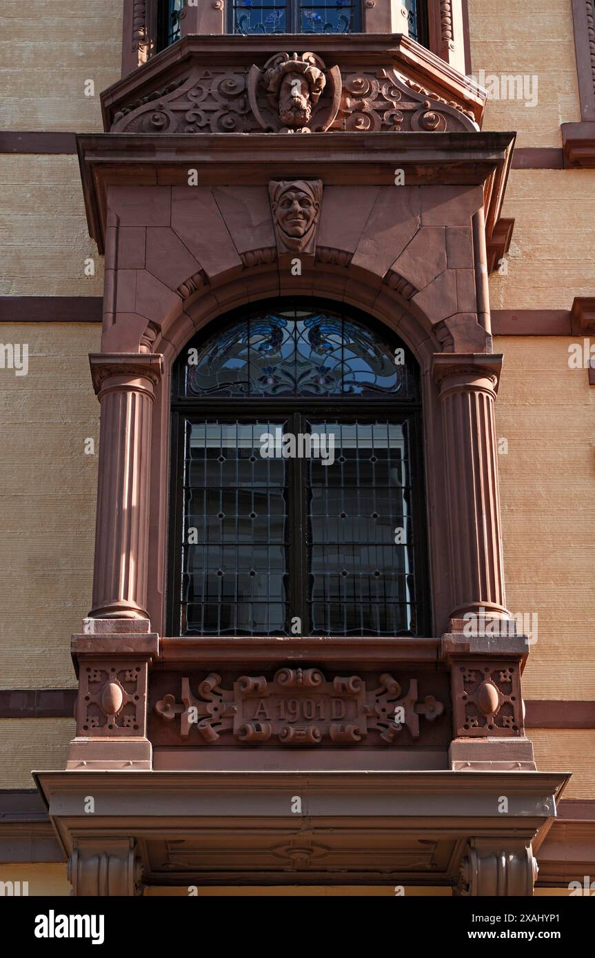 Dekoratives Erkerfenster eines Stadthauses (Jugendstilbau 1901), Heidelberg, Baden-Württemberg, Deutschland Stockfoto
