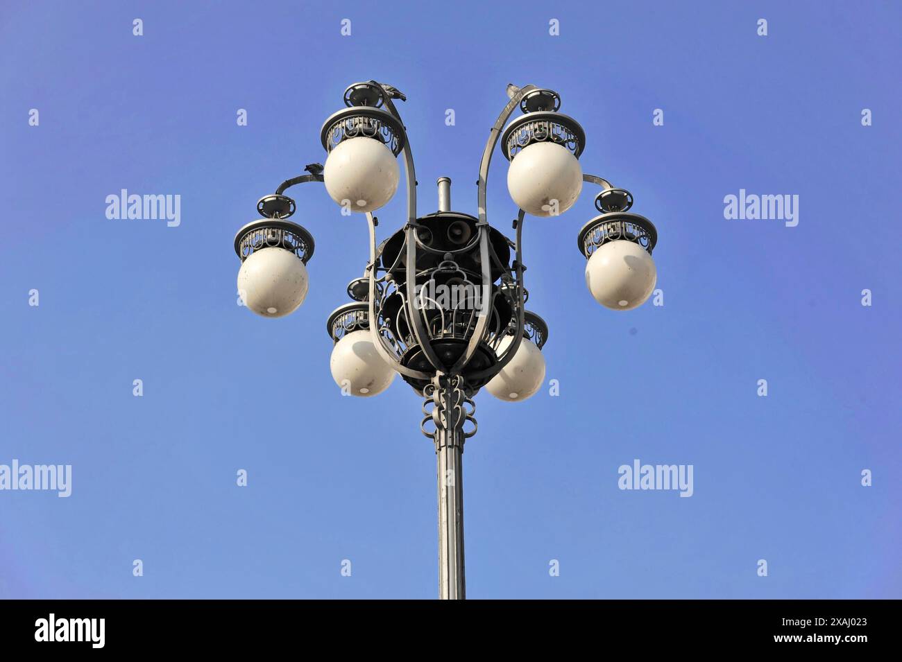 Mailand, Mailand, Lombardei, Italien, Europa, dekorative Laterne aus Metall mit mehreren Lampen vor einem blauen Himmel Stockfoto