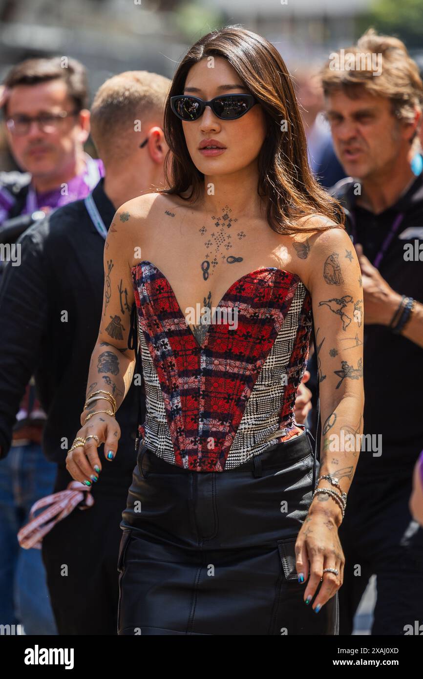 Circuit de Monaco, Monte-carlo, Monaco. 26.Mai 2024; Peggy Gou läuft vor dem Start des Rennens während des Formel-1-Grand Prix von Monaco auf der Startaufstellung Stockfoto