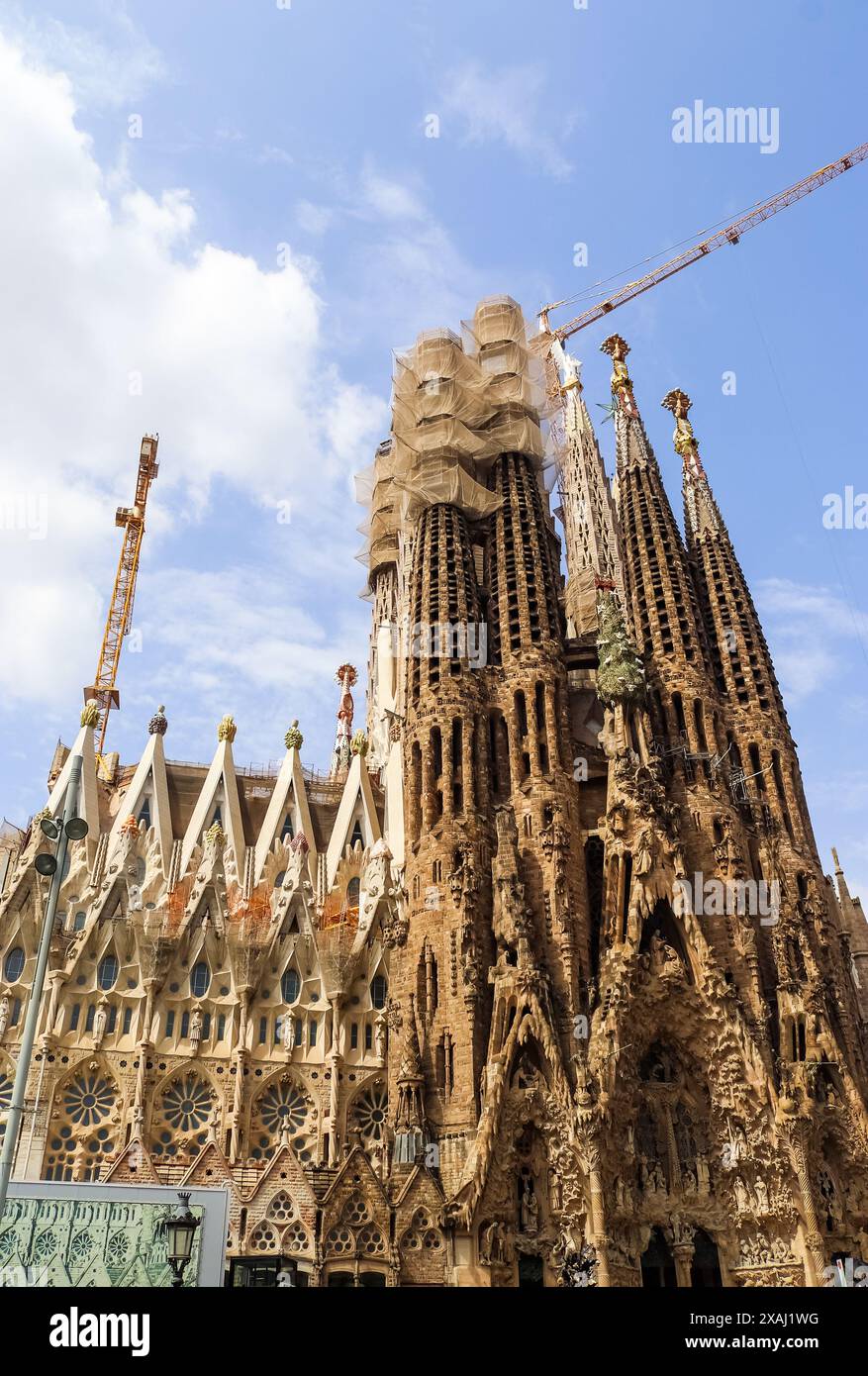 Barcelona, Spanien - 22. Mai 2024: Außenansicht der berühmten Sagrada Familia Kirche mit ihren reichen Dekorationen in Barcelona Spanien Stockfoto