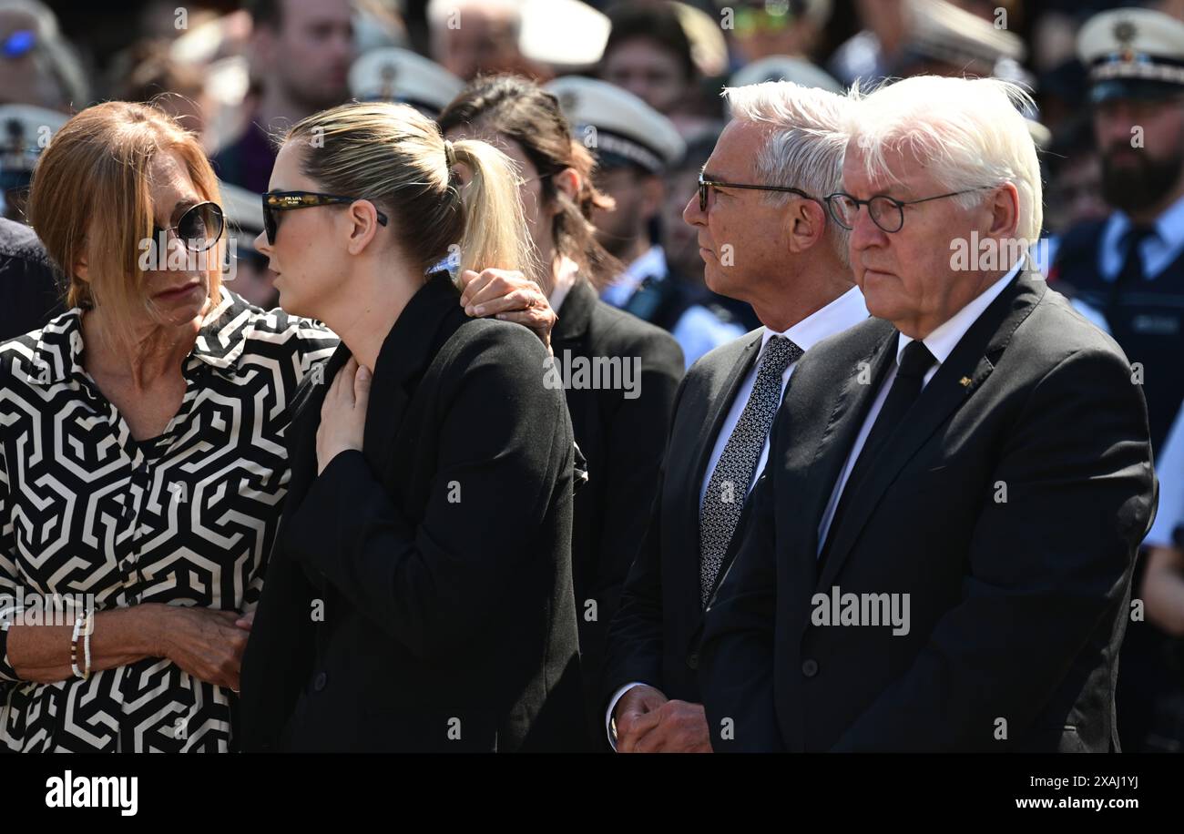 Mannheim, Deutschland. Juni 2024. Thomas Strobl (Zentrum l, CDU), Innenminister von Baden-Württemberg und Bundespräsident Frank-Walter Steinmeier (r) stehen zusammen mit Verwandten (l) eines bei einem Messerangriff getöteten Polizisten während einer Schweigeminute auf dem Marktplatz. Eine Woche zuvor wurde ein Polizist bei einem Messerangriff auf dem Platz getötet. Quelle: Bernd Weißbrod/dpa/Alamy Live News Stockfoto